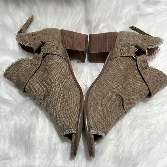 VERY G SOLANGE PEEP TOE BOOTIE.  Size 8.5.  B71 - Picture 7 of 9